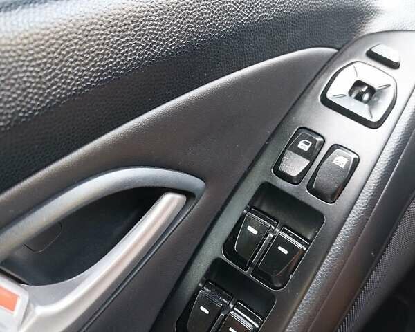 Серый Хендай их35, объемом двигателя 2 л и пробегом 144 тыс. км за 13600 $, фото 25 на Automoto.ua