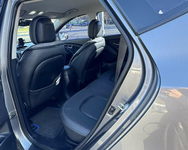 Сірий Хендай іх35, об'ємом двигуна 2 л та пробігом 121 тис. км за 13500 $, фото 16 на Automoto.ua