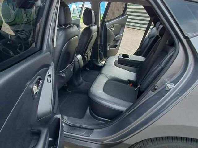 Серый Хендай их35, объемом двигателя 2 л и пробегом 198 тыс. км за 15000 $, фото 1 на Automoto.ua