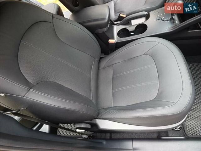 Серый Хендай их35, объемом двигателя 2 л и пробегом 193 тыс. км за 13850 $, фото 45 на Automoto.ua