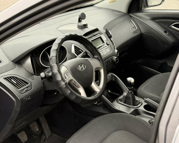 Сірий Хендай іх35, об'ємом двигуна 2 л та пробігом 205 тис. км за 12499 $, фото 8 на Automoto.ua