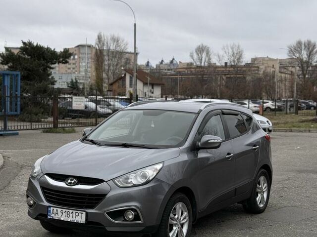 Сірий Хендай іх35, об'ємом двигуна 2 л та пробігом 205 тис. км за 12499 $, фото 2 на Automoto.ua