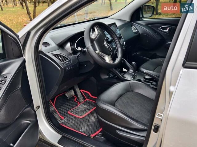 Серый Хендай их35, объемом двигателя 2 л и пробегом 107 тыс. км за 14900 $, фото 1 на Automoto.ua