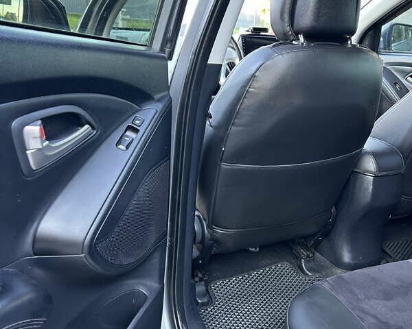 Серый Хендай их35, объемом двигателя 2 л и пробегом 144 тыс. км за 13600 $, фото 17 на Automoto.ua