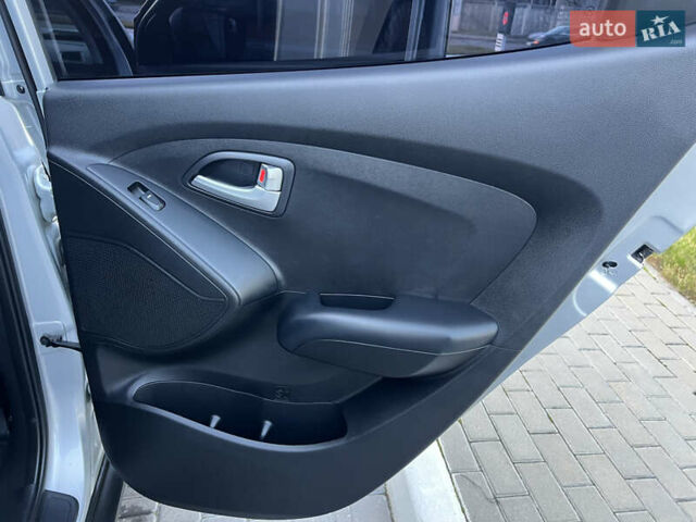 Серый Хендай их35, объемом двигателя 2 л и пробегом 168 тыс. км за 13800 $, фото 13 на Automoto.ua