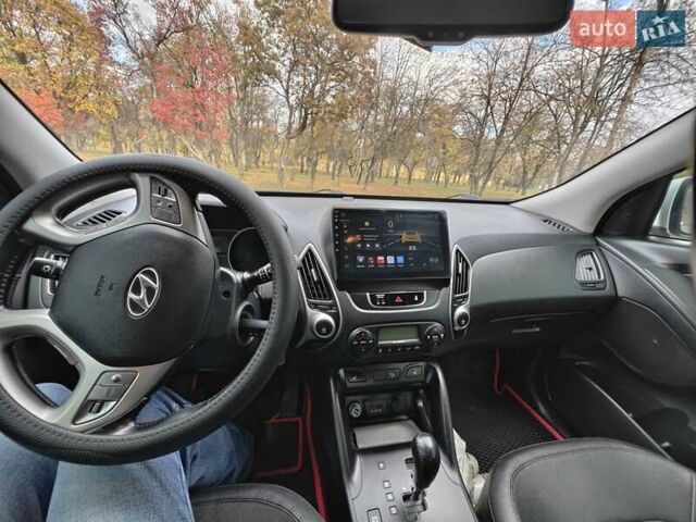 Серый Хендай их35, объемом двигателя 2 л и пробегом 107 тыс. км за 14900 $, фото 7 на Automoto.ua