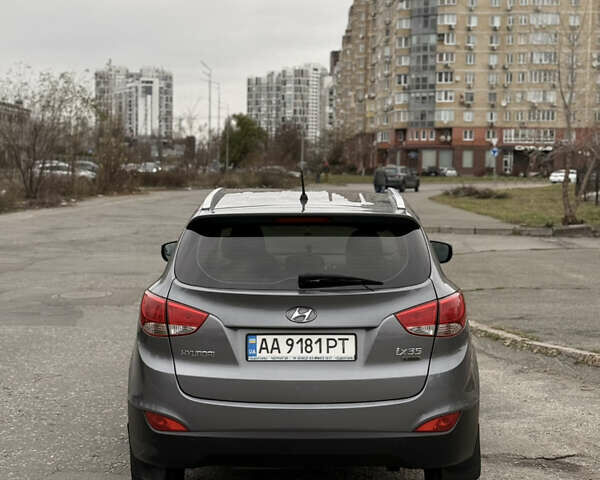 Сірий Хендай іх35, об'ємом двигуна 2 л та пробігом 205 тис. км за 12499 $, фото 4 на Automoto.ua