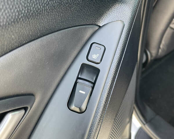 Серый Хендай их35, объемом двигателя 0 л и пробегом 150 тыс. км за 13555 $, фото 20 на Automoto.ua