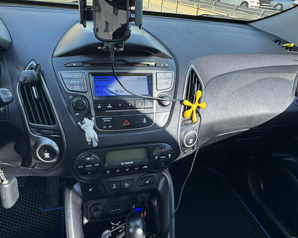 Сірий Хендай іх35, об'ємом двигуна 2 л та пробігом 121 тис. км за 13500 $, фото 8 на Automoto.ua