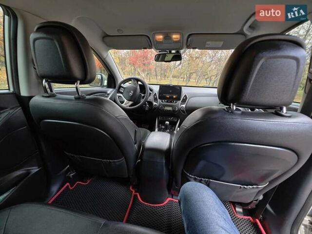 Серый Хендай их35, объемом двигателя 2 л и пробегом 107 тыс. км за 14900 $, фото 8 на Automoto.ua