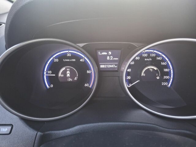 Сірий Хендай іх35, об'ємом двигуна 2 л та пробігом 230 тис. км за 13300 $, фото 4 на Automoto.ua