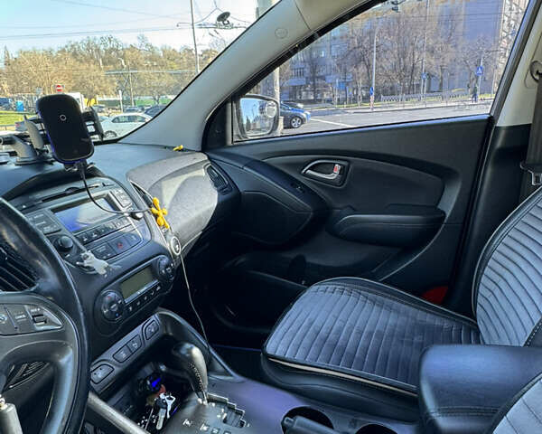Сірий Хендай іх35, об'ємом двигуна 2 л та пробігом 121 тис. км за 13500 $, фото 11 на Automoto.ua