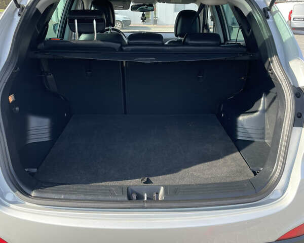 Серый Хендай их35, объемом двигателя 0 л и пробегом 150 тыс. км за 13555 $, фото 24 на Automoto.ua