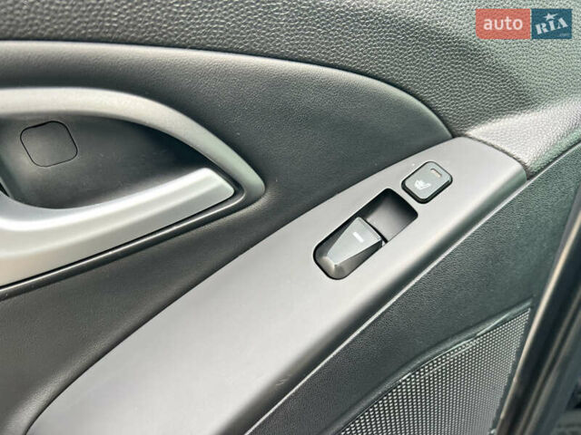 Сірий Хендай іх35, об'ємом двигуна 2 л та пробігом 178 тис. км за 11999 $, фото 19 на Automoto.ua