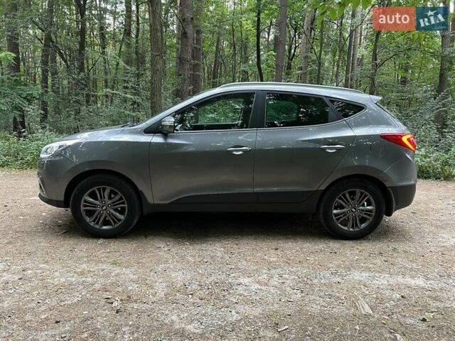 Серый Хендай их35, объемом двигателя 2 л и пробегом 239 тыс. км за 13000 $, фото 11 на Automoto.ua