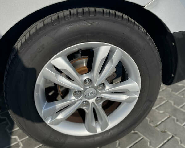 Серый Хендай их35, объемом двигателя 0 л и пробегом 150 тыс. км за 13555 $, фото 11 на Automoto.ua