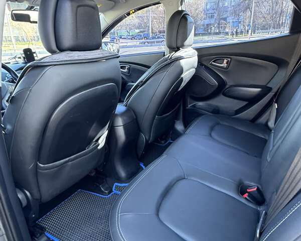 Сірий Хендай іх35, об'ємом двигуна 2 л та пробігом 121 тис. км за 13500 $, фото 17 на Automoto.ua