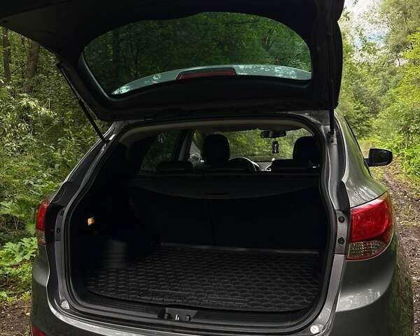 Серый Хендай их35, объемом двигателя 1.69 л и пробегом 279 тыс. км за 12800 $, фото 6 на Automoto.ua