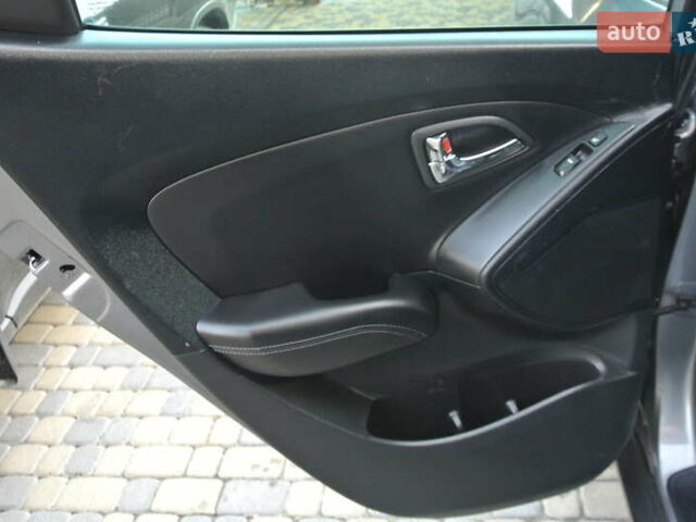 Серый Хендай их35, объемом двигателя 2 л и пробегом 187 тыс. км за 13700 $, фото 15 на Automoto.ua