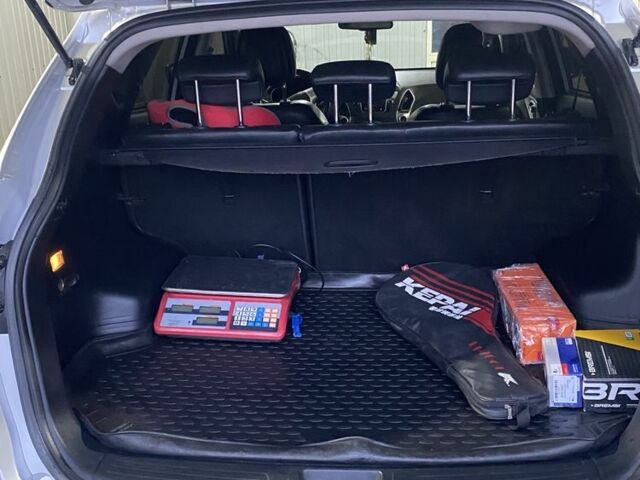 Серый Хендай их35, объемом двигателя 2 л и пробегом 3 тыс. км за 12500 $, фото 3 на Automoto.ua