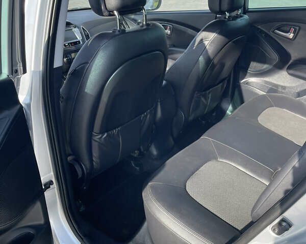 Серый Хендай их35, объемом двигателя 0 л и пробегом 150 тыс. км за 13555 $, фото 19 на Automoto.ua