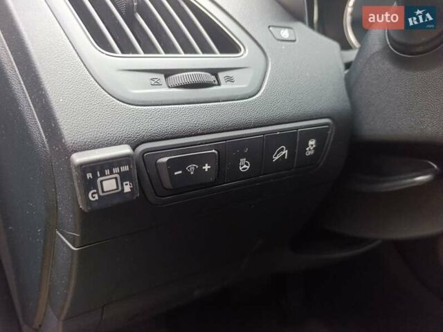 Серый Хендай их35, объемом двигателя 2 л и пробегом 193 тыс. км за 13850 $, фото 26 на Automoto.ua
