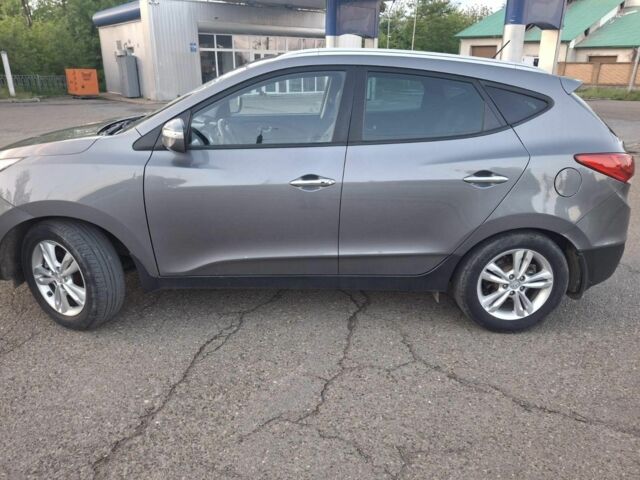 Сірий Хендай іх35, об'ємом двигуна 2 л та пробігом 230 тис. км за 13300 $, фото 2 на Automoto.ua