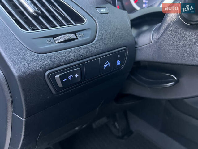 Серый Хендай их35, объемом двигателя 2 л и пробегом 168 тыс. км за 13800 $, фото 9 на Automoto.ua