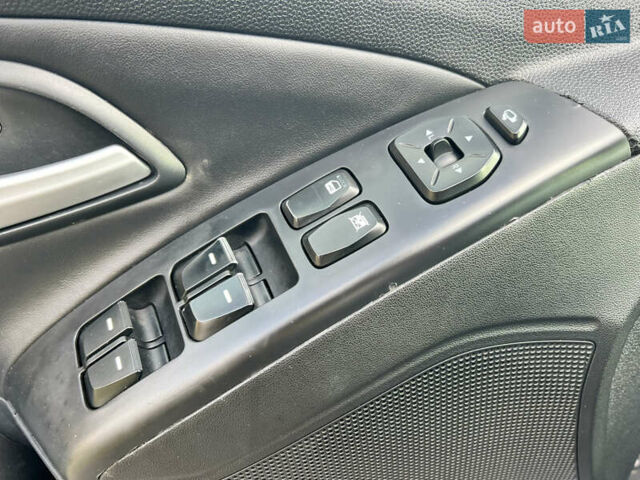 Сірий Хендай іх35, об'ємом двигуна 2 л та пробігом 178 тис. км за 11999 $, фото 20 на Automoto.ua