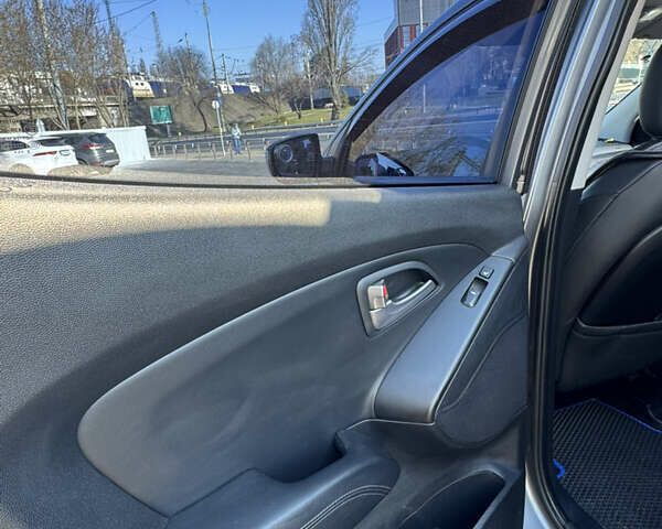 Сірий Хендай іх35, об'ємом двигуна 2 л та пробігом 121 тис. км за 13500 $, фото 14 на Automoto.ua