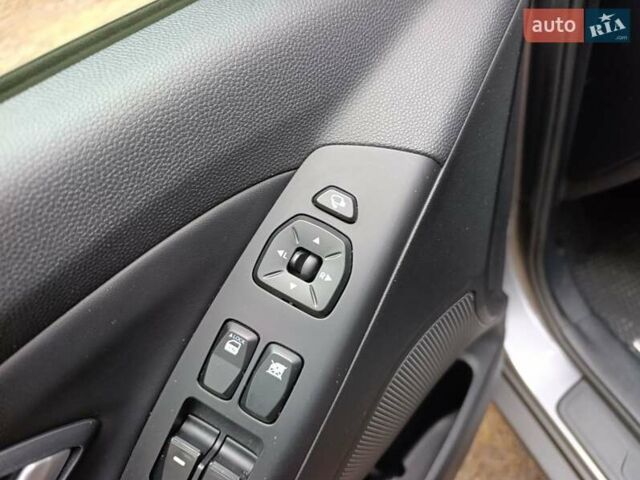 Серый Хендай их35, объемом двигателя 2 л и пробегом 193 тыс. км за 13850 $, фото 22 на Automoto.ua