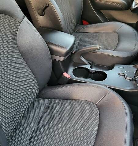 Сірий Хендай іх35, об'ємом двигуна 2 л та пробігом 208 тис. км за 14750 $, фото 27 на Automoto.ua