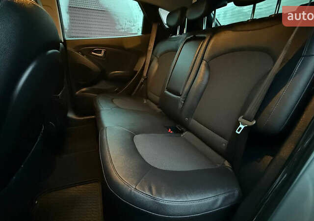 Сірий Хендай іх35, об'ємом двигуна 2 л та пробігом 240 тис. км за 13000 $, фото 24 на Automoto.ua