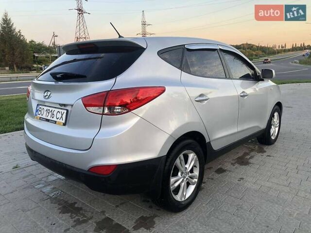 Серый Хендай их35, объемом двигателя 2 л и пробегом 260 тыс. км за 12500 $, фото 4 на Automoto.ua