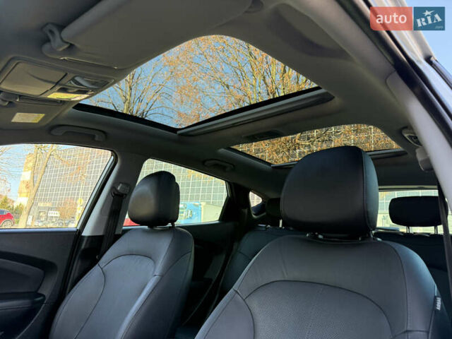 Серый Хендай их35, объемом двигателя 2 л и пробегом 187 тыс. км за 16600 $, фото 2 на Automoto.ua