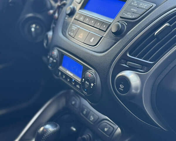 Серый Хендай их35, объемом двигателя 2 л и пробегом 96 тыс. км за 14899 $, фото 24 на Automoto.ua