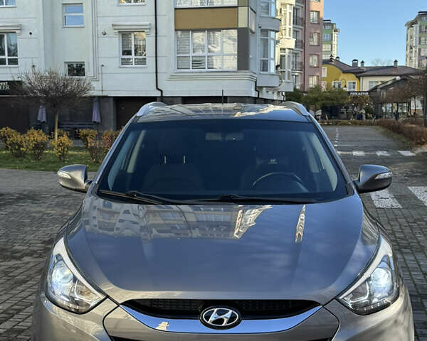 Серый Хендай их35, объемом двигателя 2 л и пробегом 96 тыс. км за 14899 $, фото 4 на Automoto.ua