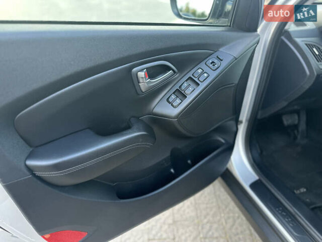 Серый Хендай их35, объемом двигателя 2 л и пробегом 180 тыс. км за 15100 $, фото 12 на Automoto.ua