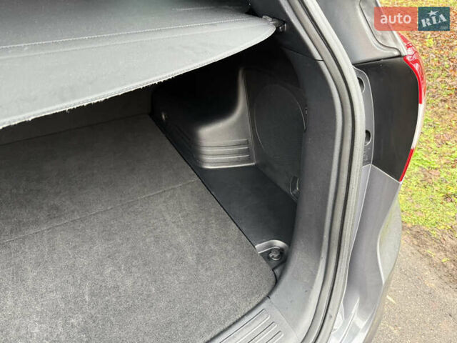 Серый Хендай их35, объемом двигателя 2 л и пробегом 124 тыс. км за 16850 $, фото 93 на Automoto.ua