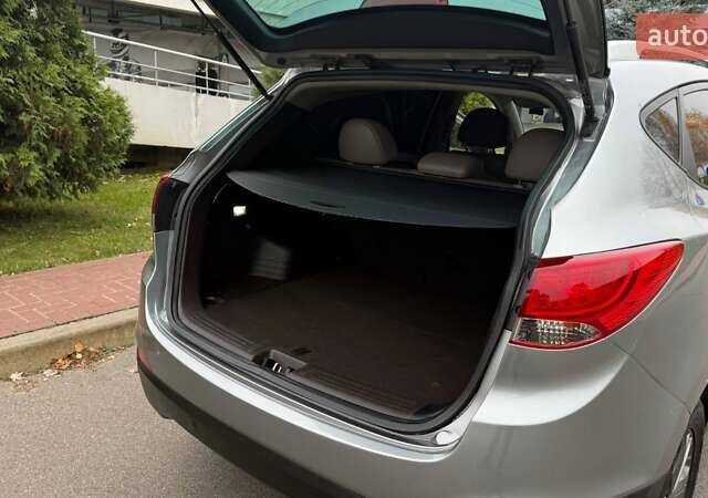 Серый Хендай их35, объемом двигателя 2.4 л и пробегом 127 тыс. км за 11650 $, фото 31 на Automoto.ua