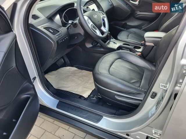 Серый Хендай их35, объемом двигателя 2 л и пробегом 221 тыс. км за 17150 $, фото 79 на Automoto.ua