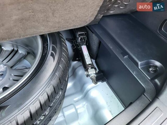 Серый Хендай их35, объемом двигателя 2 л и пробегом 221 тыс. км за 17150 $, фото 58 на Automoto.ua