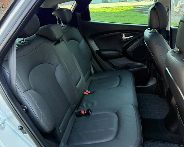 Серый Хендай их35, объемом двигателя 2 л и пробегом 187 тыс. км за 16600 $, фото 69 на Automoto.ua