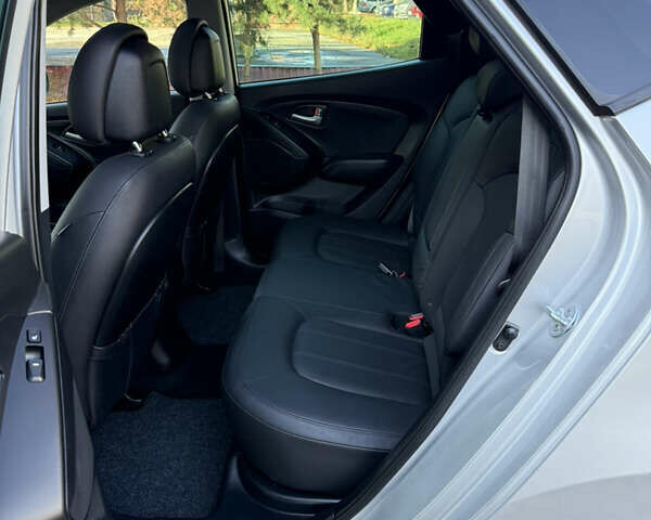 Серый Хендай их35, объемом двигателя 2 л и пробегом 187 тыс. км за 16600 $, фото 76 на Automoto.ua