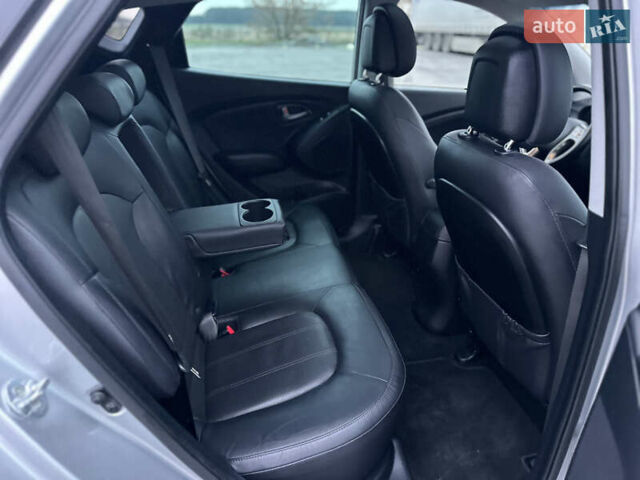 Серый Хендай их35, объемом двигателя 2 л и пробегом 180 тыс. км за 15000 $, фото 18 на Automoto.ua