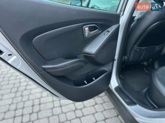 Серый Хендай их35, объемом двигателя 2 л и пробегом 180 тыс. км за 15000 $, фото 13 на Automoto.ua