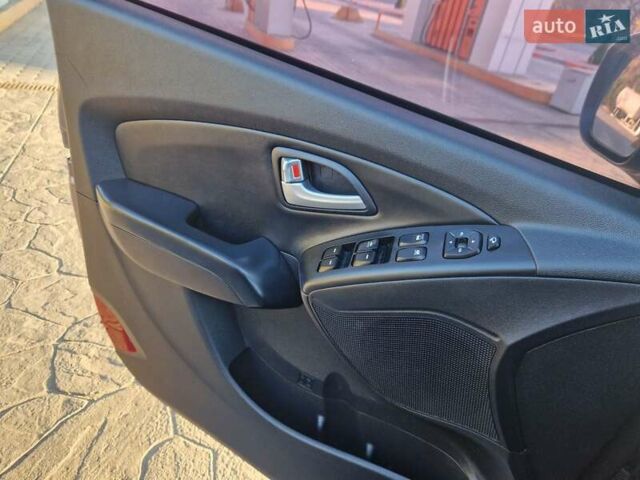 Серый Хендай их35, объемом двигателя 2 л и пробегом 138 тыс. км за 15200 $, фото 28 на Automoto.ua