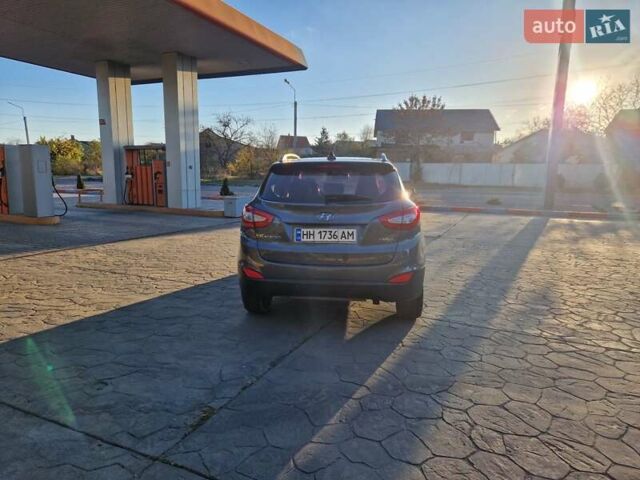 Серый Хендай их35, объемом двигателя 2 л и пробегом 138 тыс. км за 15200 $, фото 4 на Automoto.ua