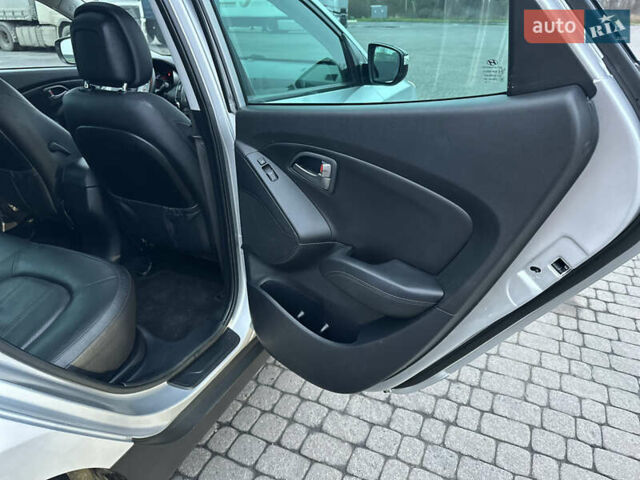 Серый Хендай их35, объемом двигателя 2 л и пробегом 180 тыс. км за 15000 $, фото 17 на Automoto.ua