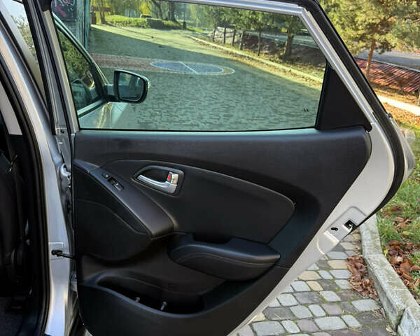 Серый Хендай их35, объемом двигателя 2 л и пробегом 187 тыс. км за 16600 $, фото 68 на Automoto.ua